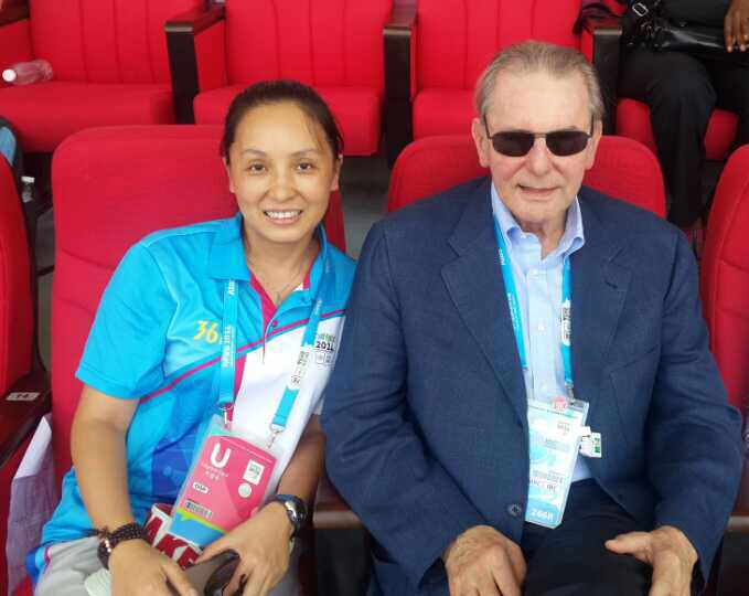 2014年8月19日，前国际奥林匹克委员会主席罗格一行参观青奥体育公园橄榄球场，南京副总经理朱照霞陪同参观。